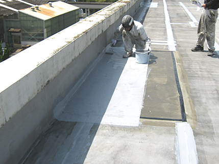 屋上防水工事の塗装ウレタン材の塗布